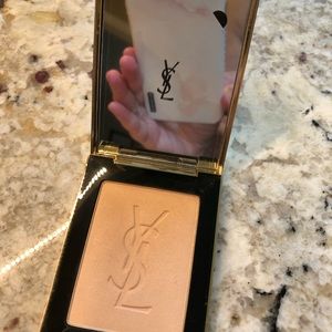 YSL Touche Eclat  Highlighting Finishing Powder